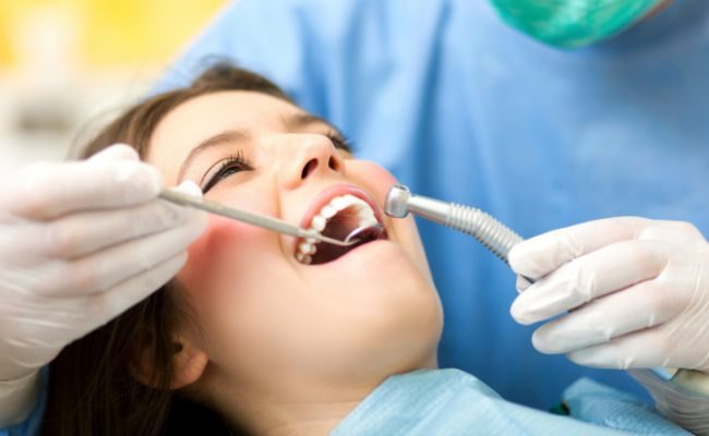 zubar-stomatolog-zuby-zubny-kaz-vysetrenie